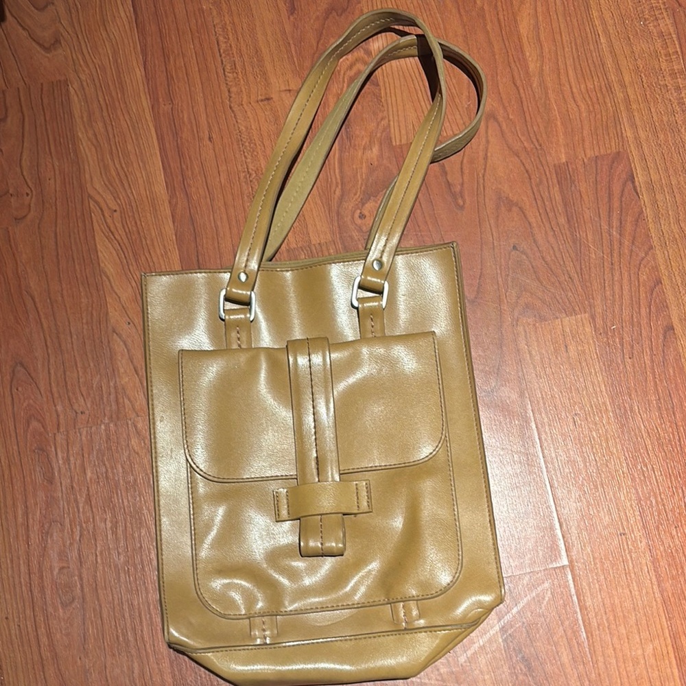 Mondani Tan Leather Tote with Timeless Elegance